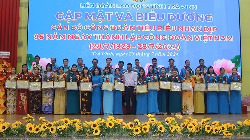 Các cán bộ Công đoàn cơ sở tiêu biểu được tuyên dương, khen thưởng.