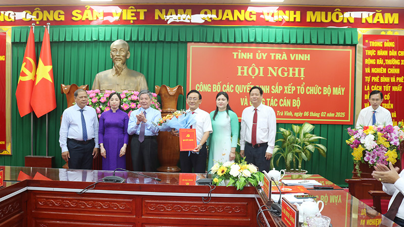Các đồng chí lãnh đạo Ban Tuyên giáo và Dân vận Tỉnh ủy nhận quyết định của Tỉnh ủy Trà Vinh.