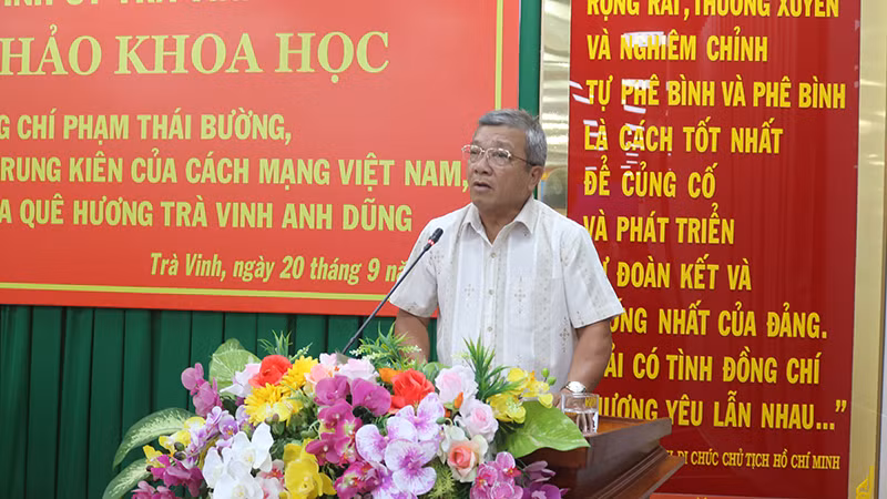 Nhà giáo ưu tú, Tiến sĩ Lâm Ngọc Rạng, Trường Chính trị tỉnh Trà Vinh trình bày tham luận.