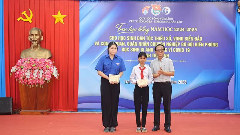 Học sinh có hoàn cảnh khó khăn nhận học bổng "Vòng tay nhân ái".