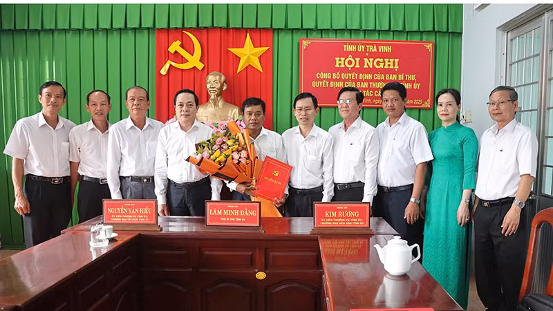 Đồng chí Kim Rương chụp ảnh lưu niệm cùng các đồng chí lãnh đạo Tỉnh ủy, lãnh đạo Ủy ban Kiểm tra Tỉnh ủy Trà Vinh.