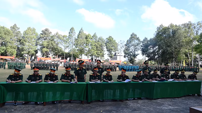 Đại diện các cơ quan, đơn vị ký kết thi đua đột kích với chủ đề “Thần tốc-Quyết thắng”.