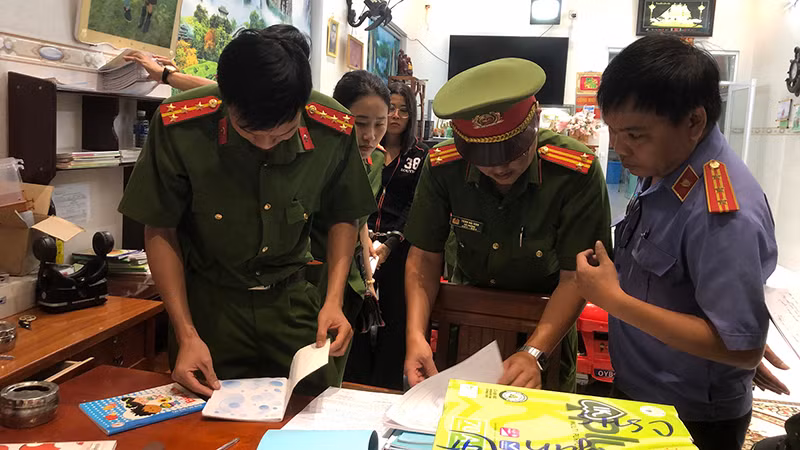 Cơ quan chức năng khám xét và thu giữ các tang vật.