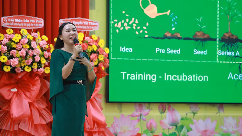 Phó Viện trưởng Viện Phát triển kinh tế số Việt Nam Bùi Thị Thủy Tiên trình bày tham luận.