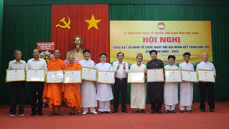 Đại diện các tập thể có thành tích xuất sắc trong việc tổ chức Ngày hội Đại đoàn kết toàn dân tộc nhận Bằng khen của Ủy ban nhân dân tỉnh Trà Vinh