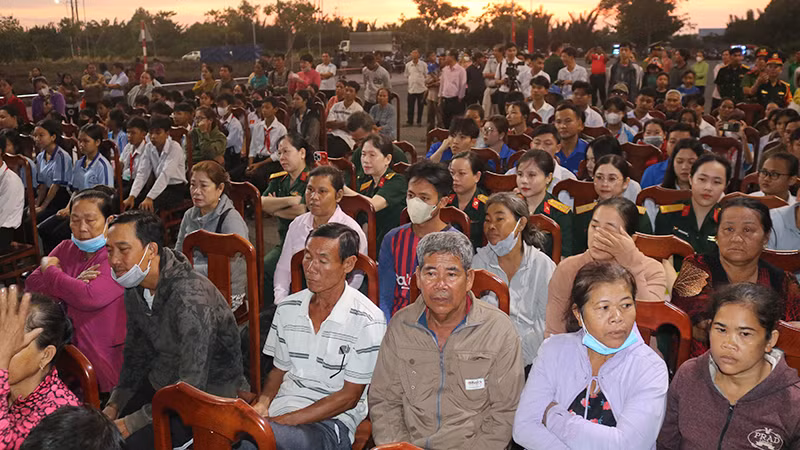 Người dân huyện Duyên Hải dự khai mạc Tết Quân-Dân năm 2025.