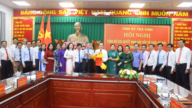 Lãnh đạo Tỉnh ủy Trà Vinh trao các quyết định sắp xếp tổ chức bộ máy của hệ thống chính trị và công tác cán bộ.