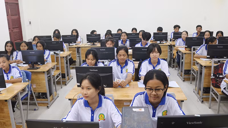 Học sinh Trường phổ thông Dân tộc nội trú trung học cơ sở, trung học phổ thông huyện Tiểu Cần trong tiết dạy tin học.