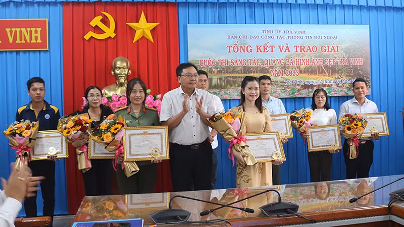 Các tác giả đạt có tác phẩm đạt giải Nhì (hàng đầu) nhận giấy khen.