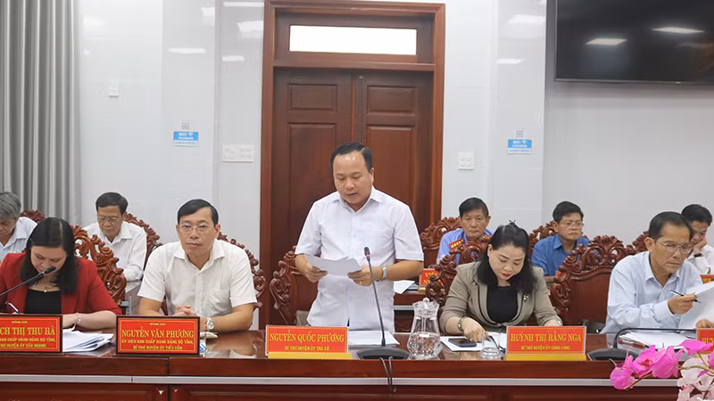 Bí thư Huyện ủy Trà Cú Nguyễn Quốc Phương có ý kiến thảo luận tại hội nghị.