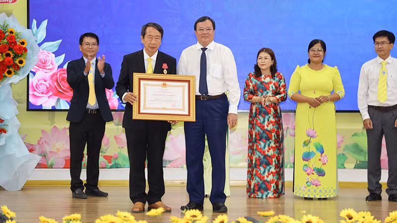 Giáo sư, Tiến sĩ Phạm Tiết Khánh, Chủ tịch Hội đồng Trường đại học Trà Vinh, đón nhận Huân chương Lao động hạng Nhất.