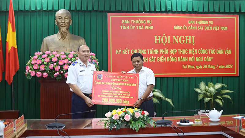 Đảng ủy Cảnh sát biển Việt Nam trao 200 suất quà cho gia đình chính sách, ngư dân có hoàn cảnh khó khăn của tỉnh Trà Vinh.