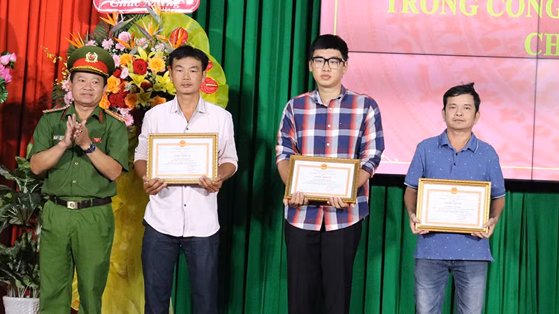 Các công dân hỗ trợ lực lượng Công an phá án được Công an tỉnh Trà Vinh trao giấy khen.