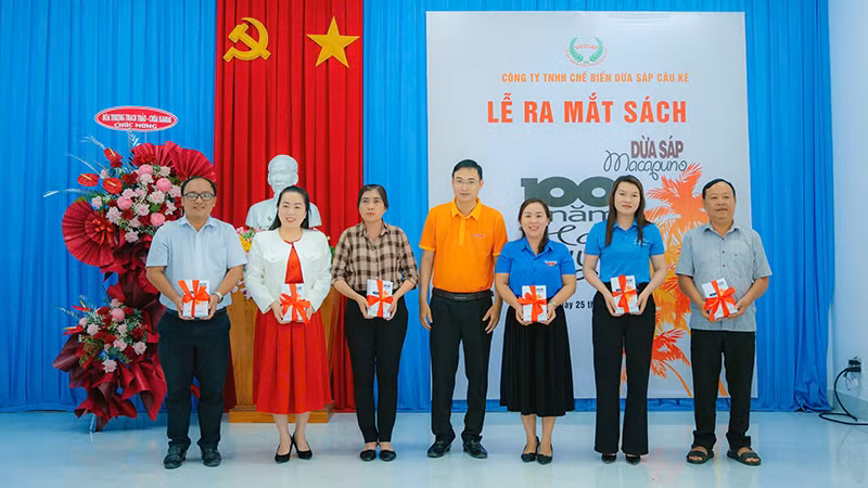 Đại diện các đơn vị nhận sách từ Công ty TNHH Chế biến dừa sáp Cầu Kè.
