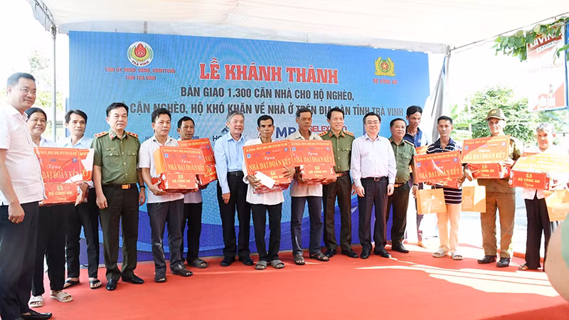 Bộ Công an phối hợp tổ chức lễ khánh thành, bàn giao 1.300 căn nhà ở cho hộ nghèo, cận nghèo tỉnh Trà Vinh.