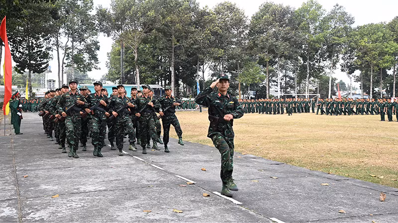 Cán bộ, chiến sĩ lực lượng vũ trang tỉnh diễu hành qua lễ đài tại lễ ra quân huấn luyện sẵn sàng chiến đấu.