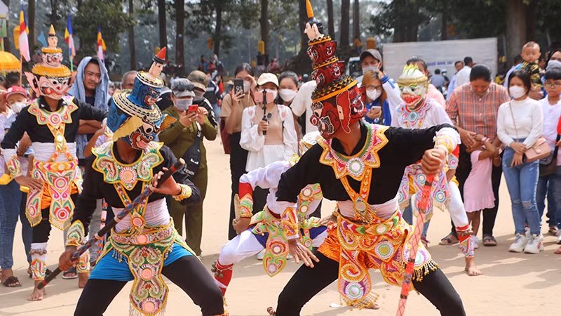 Đồng bào Khmer thích thú với tiết mục múa chằn tại khu danh thắng ao Bà Om, phường 8, thành phố Trà Vinh, tỉnh Trà Vinh.