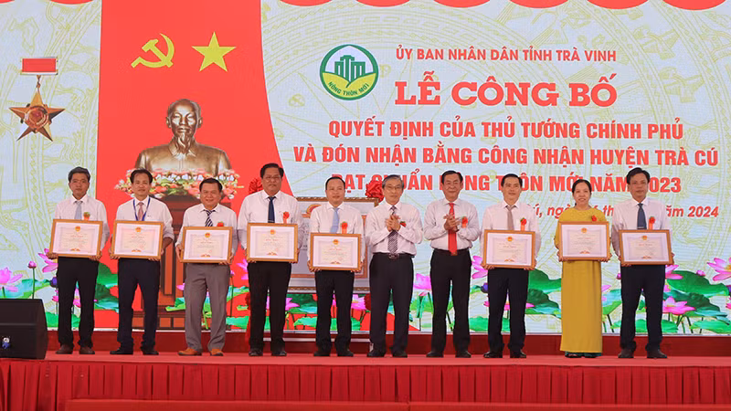 Các cá nhân có thành tích xuất sắc trong xây dựng nông thôn mới huyện Trà Cú nhận Bằng khen của Ủy ban nhân dân tỉnh.