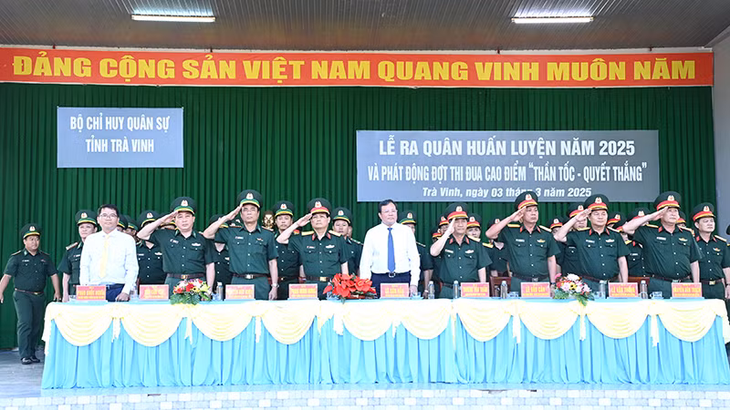 Thủ trưởng Bộ Chỉ huy Quân sự tỉnh Trà Vinh, Bộ đội Biên phòng tỉnh chứng kiến các cơ quan, đơn vị tổ chức đội hình duyệt binh tại buổi lễ. 
