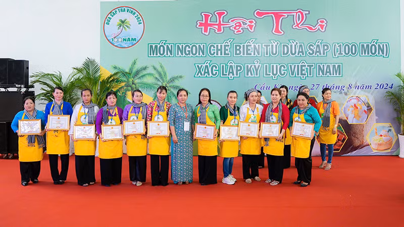 Đại diện các đội thi đoạt giải nhận thưởng từ Ban tổ chức hội thi.