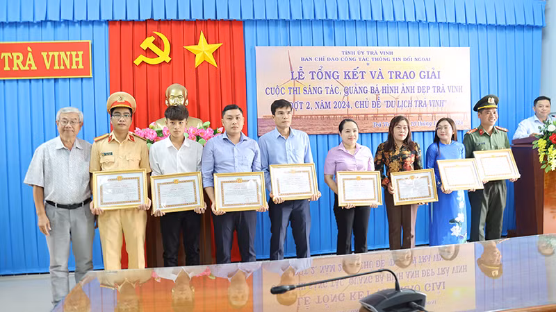 Các tác giả, đại diện nhóm tác giả có tác phẩm đăng tải trên website Ban Tuyên giáo Tỉnh ủy Trà Vinh được nhận Giấy khen.