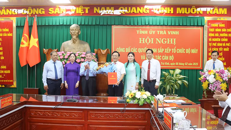 Lãnh đạo Tỉnh ủy Trà Vinh trao quyết định sắp xếp tổ chức bộ máy.