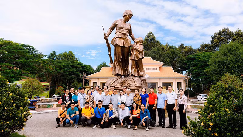 Đoàn khảo sát chụp ảnh lưu niệm tại Khu tưởng niệm Anh hùng liệt sĩ Nguyễn Thị Út ở xã Tam Ngãi, huyện Cầu Kè.