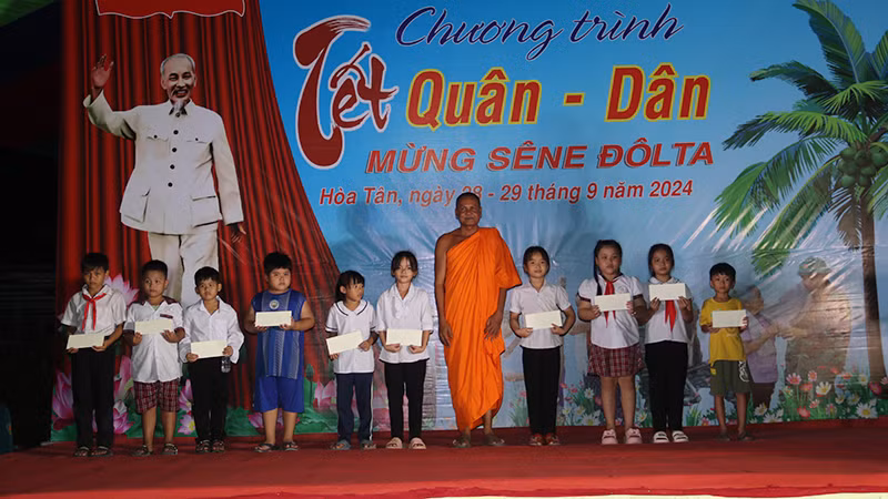 Trao học bổng cho học sinh có gia cảnh khó khăn huyện Cầu Kè, tỉnh Trà Vinh.