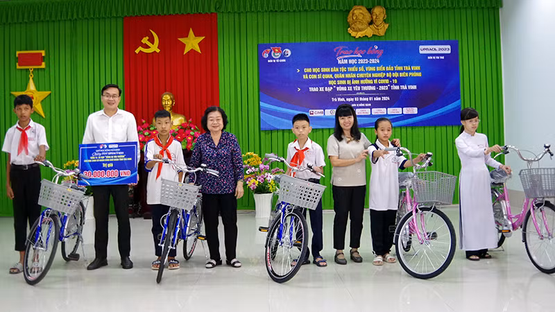 Học sinh vượt khó, học giỏi tỉnh Trà Vinh được trao tặng xe đạp.