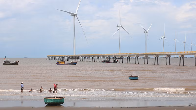 Dự án điện gió ngoài khơi tại xã Trường Long Hòa, thị xã Duyên Hải đã được đưa vào vận hành thương mại.