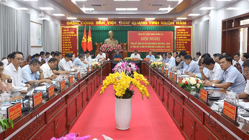 Đại biểu dự hội nghị tổng kết 15 năm thi hành Điều lệ Đảng.