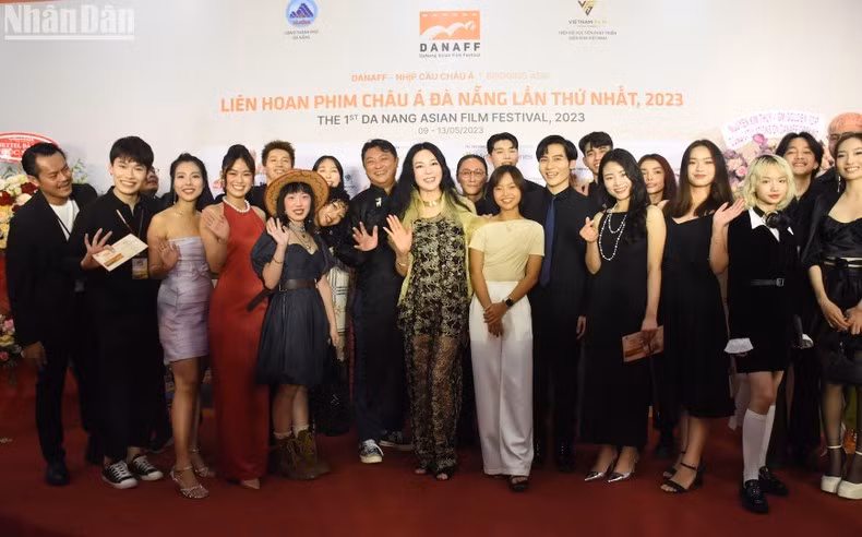 Các khách mời tham gia thảm đỏ tại lễ khai mạc.