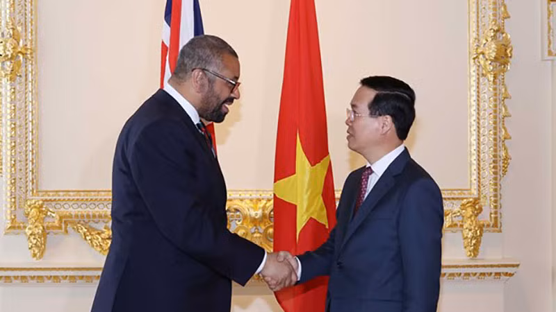 Chủ tịch nước Võ Văn Thưởng gặp Bộ trưởng Ngoại giao Anh James Cleverly. (Ảnh: Thống Nhất/TTXVN)