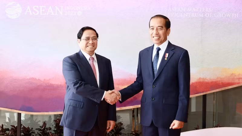 Thủ tướng Phạm Minh Chính và Tổng thống Indonesia Joko Widodo tại Labuan Bajo. (Ảnh: Dương Giang/TTXVN)