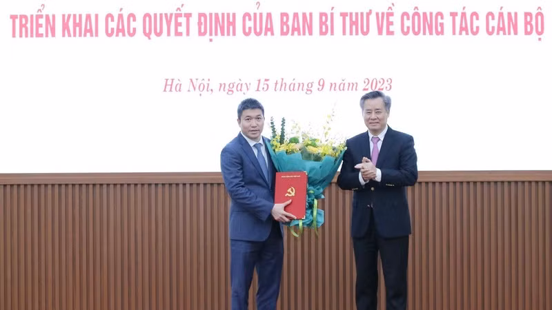 Đồng chí Phan Anh Sơn (bên trái) nhận Quyết định của Ban Bí thư.