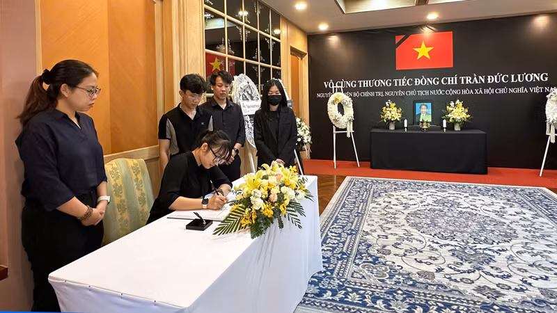 Sinh viên Việt Nam tại Thái Lan bày tỏ lòng biết ơn đối với nguyên Chủ tịch nước Trần Đức Lương.