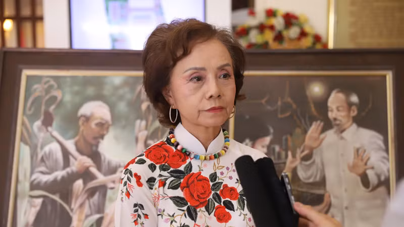 Bà Võ Thị Hồng Vân chia sẻ, các bức tranh đều chứa đựng tình cảm của cố họa sĩ Đào Trọng Lý dành cho Bác Hồ.