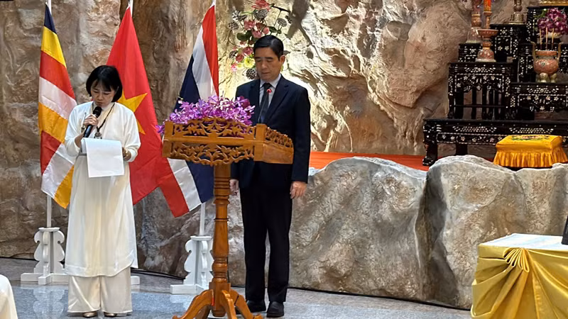 Đại sứ Việt Nam tại Thái Lan Phạm Việt Hùng phát biểu tại buổi lễ.