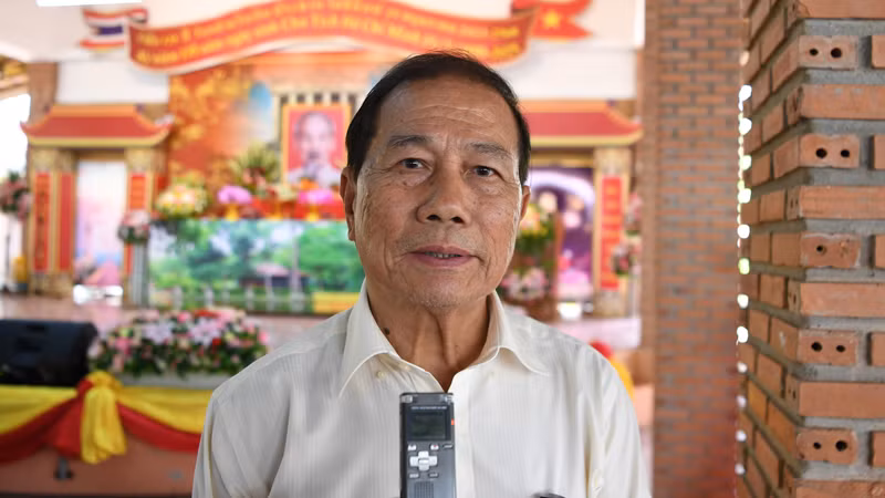 Ông Nguyễn Văn Xuyên trả lời phỏng vấn phóng viên Báo Nhân Dân tại Thái Lan.