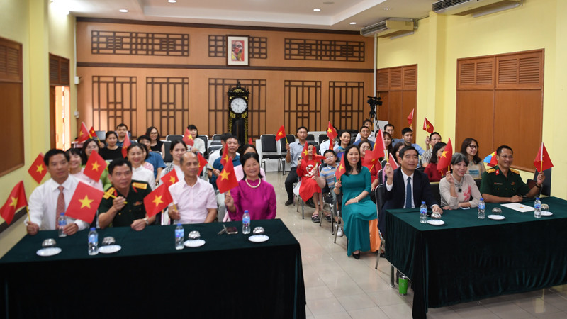 Đông đảo cán bộ, nhân viên Đại sứ quán và các cơ quan bên cạnh tham dự buổi lễ. Đông đảo cán bộ, nhân viên Đại sứ quán và các cơ quan bên cạnh tham dự buổi lễ.