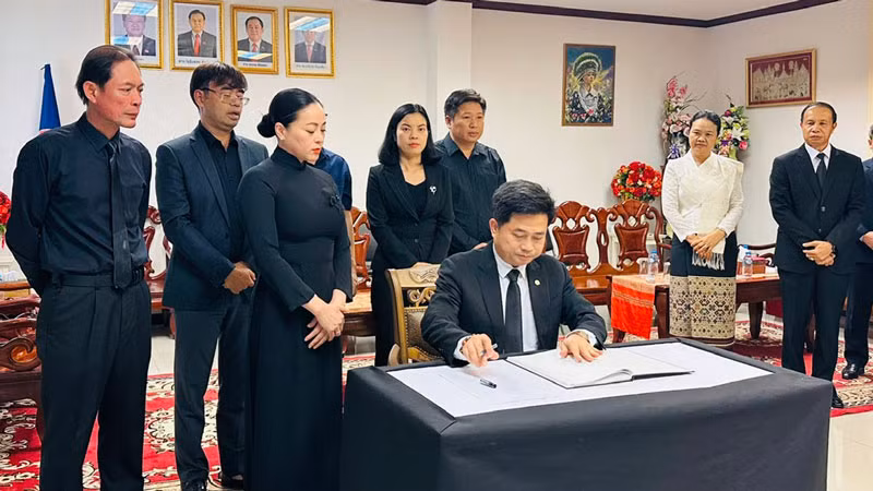 Tổng lãnh sự Việt Nam tại Khon Kaen, Thái Lan Đinh Hoàng Linh ghi sổ tang. (Ảnh CTV) Tổng lãnh sự Việt Nam tại Khon Kaen, Thái Lan Đinh Hoàng Linh ghi sổ tang. (Ảnh CTV)