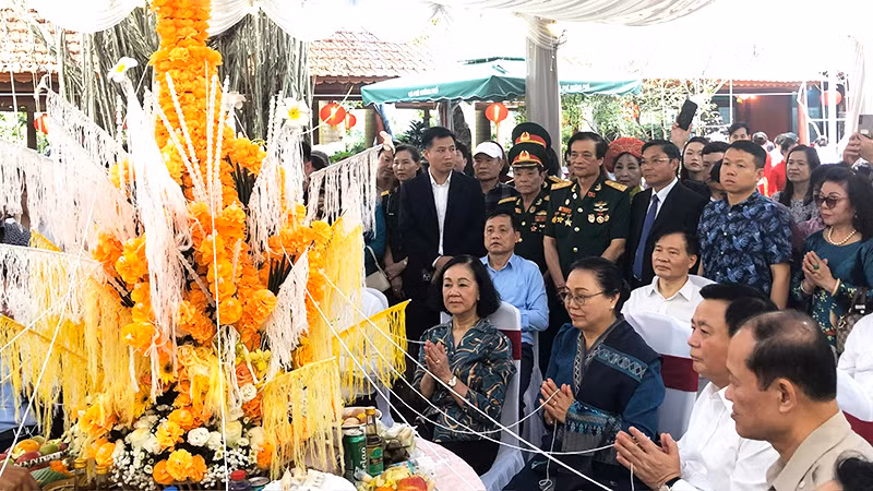Các đại biểu tham gia lễ buộc chỉ cổ tay.