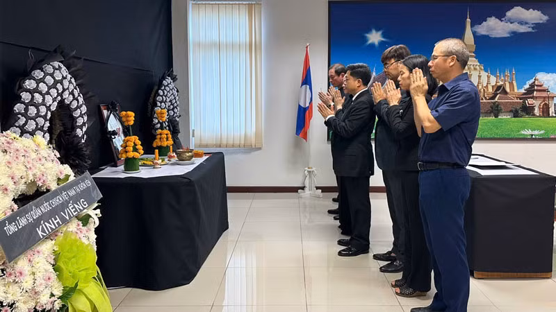 Đoàn đại biểu Tổng lãnh sự quán Việt Nam tại Khon Kaen, Thái Lan mặc niệm nguyên Chủ tịch Đảng, nguyên Chủ tịch nước Lào Khamtay Siphandone. (Ảnh: CTV)
