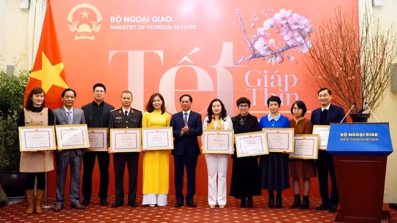 Đại diện tập thể, cá nhân nhận bằng khen của Bộ trưởng Ngoại giao.