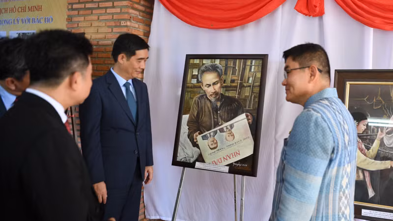 Các đại biểu tham quan triển lãm tranh “Tấm lòng họa sĩ Đào Trọng Lý với Bác Hồ”.