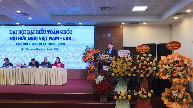 Đồng chí Nguyễn Đắc Vinh phát biểu thay mặt Ban Chấp hành khóa V. Đồng chí Nguyễn Đắc Vinh phát biểu thay mặt Ban Chấp hành khóa V.