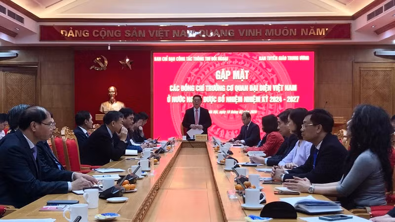 Đồng chí Nguyễn Trọng Nghĩa phát biểu tại cuộc gặp mặt đoàn trưởng cơ quan đại diện Việt Nam ở nước ngoài.