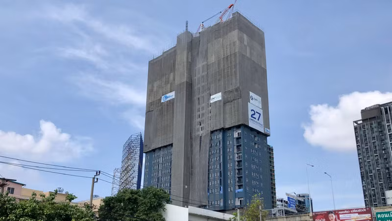 Tòa nhà gần trạm thu phí Din Daeng có cẩu tháp bị hư hại do động đất. (Ảnh: MINH THẮNG)
