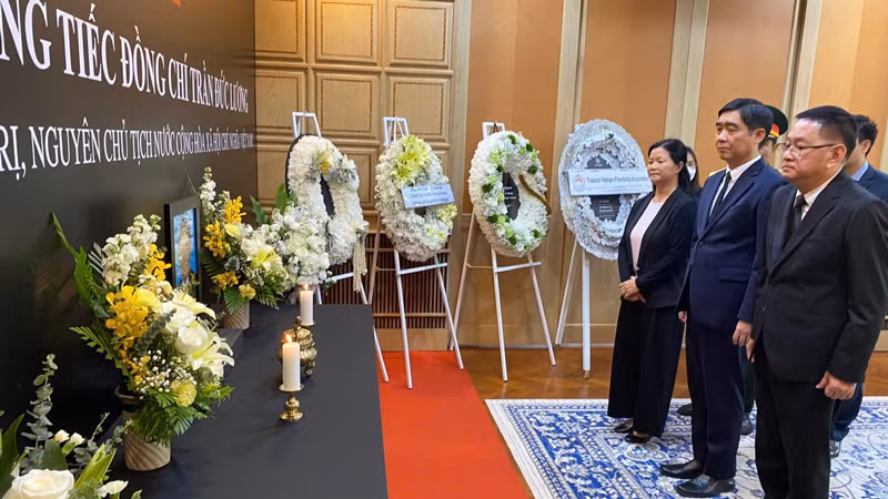 Phó Thủ tướng Thái Lan Prasert Jantararuangtong (bìa phải) viếng nguyên Chủ tịch nước Trần Đức Lương.