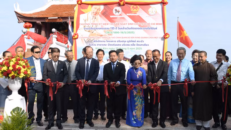 Các đại biểu cắt băng khánh thành tại sự kiện.